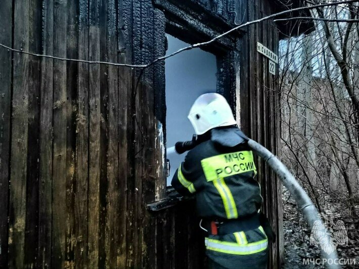 В Светловском районе сгорел деревянный садовый домик - Новости Калининграда | Фото: МЧС региона