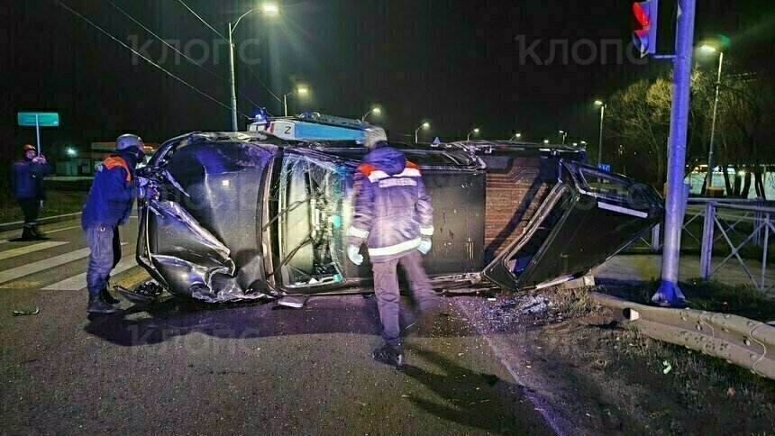 Сидели на дороге у разбитого авто: ночью под Калининградом перевернулся внедорожник - Новости Калининграда | Фото: очевидец