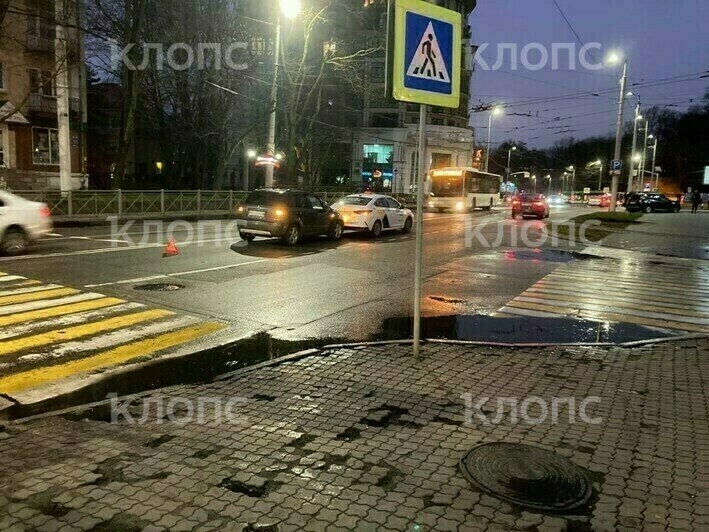 За зеброй возле Центрального парка легковушка влетела в зад такси (фото)  - Новости Калининграда | Фото: очевидец 