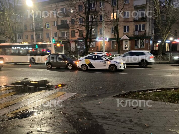 За зеброй возле Центрального парка легковушка влетела в зад такси (фото)  - Новости Калининграда | Фото: очевидец 