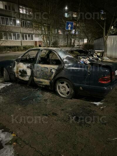 Очевидцы слышали взрыв: на ул. Маршала Борзова сгорел Mercedes (фото) - Новости Калининграда | Фото очевидцев