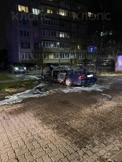 Очевидцы слышали взрыв: на ул. Маршала Борзова сгорел Mercedes (фото) - Новости Калининграда | Фото очевидцев