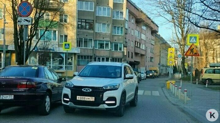 Сам себе гаишник: на Московском неделю отсутствует люк, на Острове — разметка путает водителей - Новости Калининграда | Фото читателя