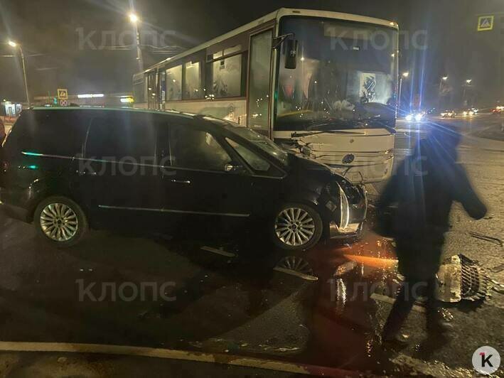 На Дзержинского в Калининграде легковушка протаранила пассажирский автобус (фото) - Новости Калининграда | Фото: очевидец Александр