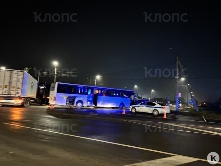 На Дзержинского в Калининграде легковушка протаранила пассажирский автобус (фото) - Новости Калининграда | Фото: Александр Подгорчук / «Клопс»