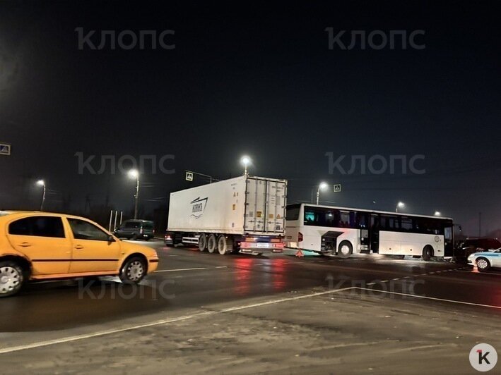 На Дзержинского в Калининграде легковушка протаранила пассажирский автобус (фото) - Новости Калининграда | Фото: Александр Подгорчук / «Клопс»