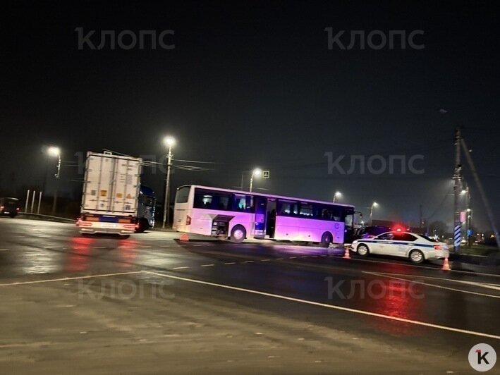 На Дзержинского в Калининграде легковушка протаранила пассажирский автобус (фото) - Новости Калининграда | Фото: Александр Подгорчук / «Клопс»