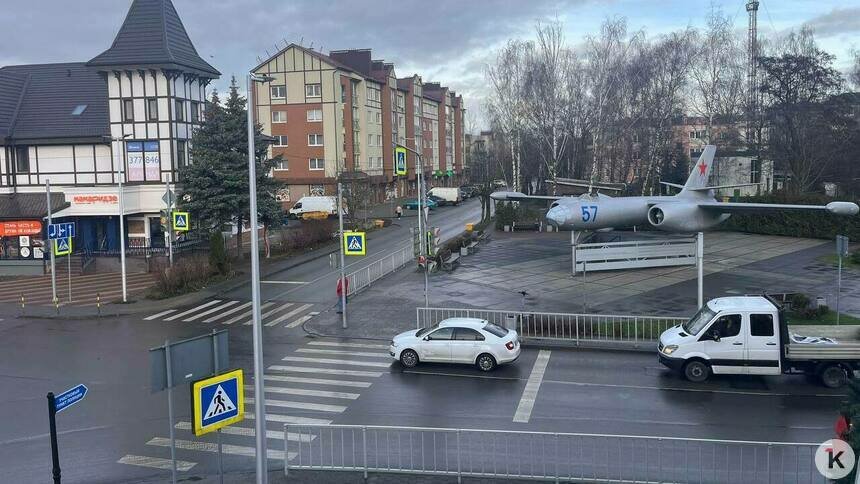 Власти Калининграда через полицию ищут вандалов, разбивших стекло на самолёте-памятнике в Чкаловске - Новости Калининграда | Фото: «Клопс»