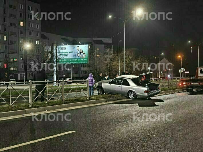 На Гайдара Mercedes пробил ограждение и повис на разделительной полосе (фото) - Новости Калининграда | Фото очевидцев