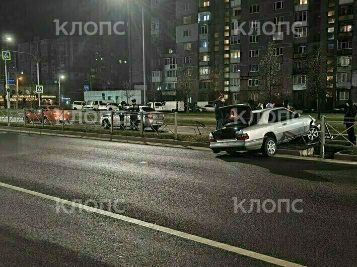 На Гайдара Mercedes пробил ограждение и повис на разделительной полосе (фото) - Новости Калининграда | Фото очевидцев