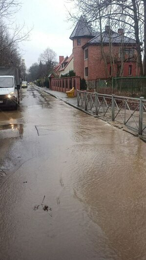 На Спортивной в Калининграде затопило часть улицы из-за утечки на водопроводе - Новости Калининграда | Фото: &quot;Водоканал&quot;