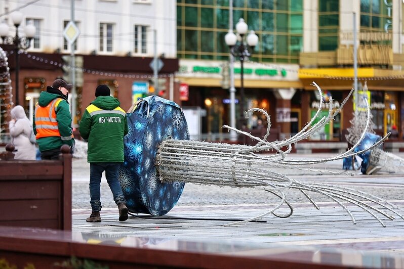 «Зива» против Нового года: сильный ветер разбросал по площади Победы все праздничные украшения (фоторепортаж) - Новости Калининграда | Фото: Александр Подгорчук / «Клопс»