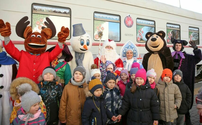 В Калининградской области Дед Мороз и Снегурочка прокатились на поезде, чтобы порадовать детей (фото) - Новости Калининграда | Фото: пресс-служба КЖД