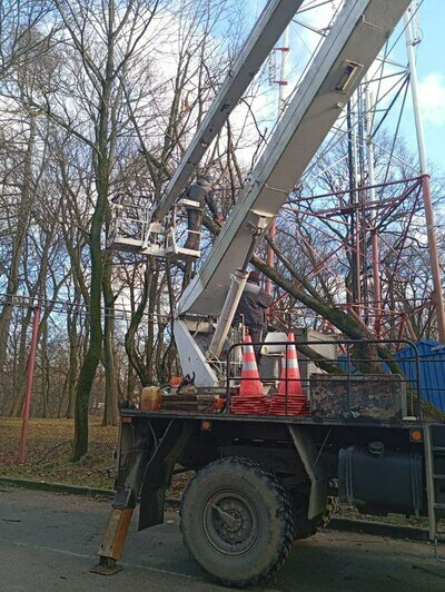 В Черняховске два дня устраняют последствия урагана: местный парк завалило деревьями и ветками (фото) - Новости Калининграда | Фото: телеграм-канал Сергея Булычева