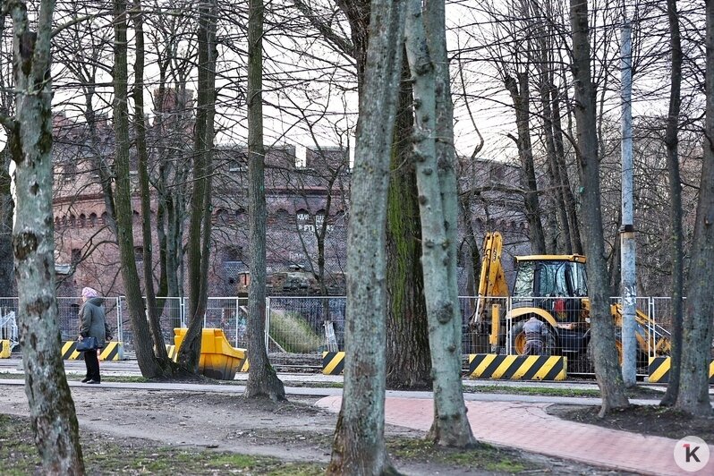 Наблюдается строительная суета: в Калининграде за башней Врангеля начинается обустройство сквера (фоторепортаж) - Новости Калининграда | Фото: Александр Подгорчук / «Клопс»