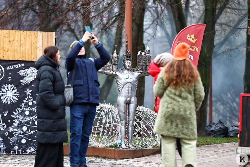 Без портков, но с Кёнигсбергом на плечах: на острове Канта появилась необычная скульптура (фото)  - Новости Калининграда | Фото: Александр Подгорчук / «Клопс»