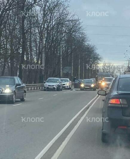 На Киевской столкнувшиеся легковушки перегородили две полосы (фото) - Новости Калининграда | Фото: очевидец