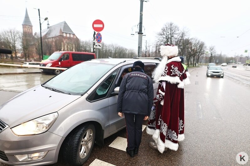 Дед Мороз помог калининградским инспекторам ГАИ следить за соблюдением ПДД (фоторепортаж)  - Новости Калининграда | Фото: Александр Подгорчук / «Клопс»