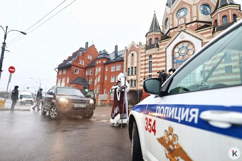 Дед Мороз помог калининградским инспекторам ГАИ следить за соблюдением ПДД (фоторепортаж)  - Новости Калининграда | Фото: Александр Подгорчук / «Клопс»