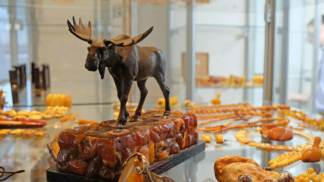 Наши соседи делают из янтаря водку и амулеты для машин