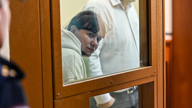 «Ничего не буду комментировать». Матери мальчика, погибшего от рук отчима, продлили арест (фото)