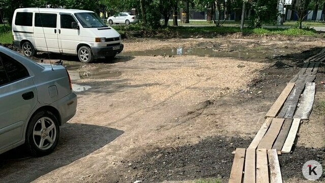 Ремонт на Емельянова остановили: улица осталась без асфальта и тротуаров (фото)