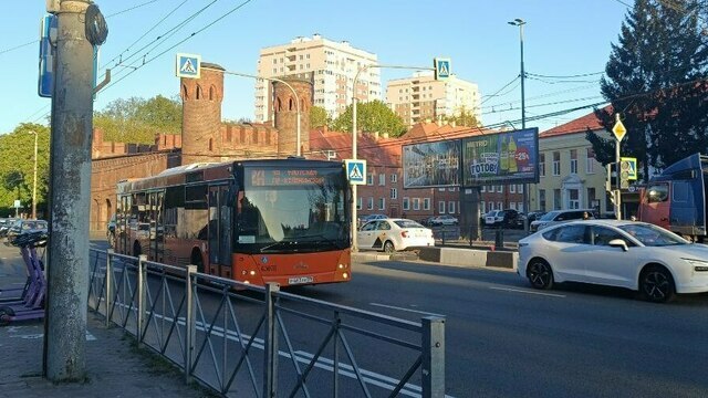 В Калининграде 71-летняя женщина упала в автобусе и сломала ключицу