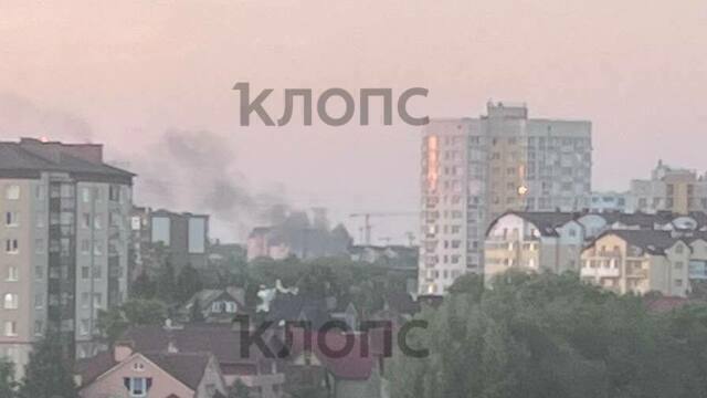 Пожарные уже выехали на место происшествия: калининградцы заметили дым в районе здания завода «Мираторг» (видео)