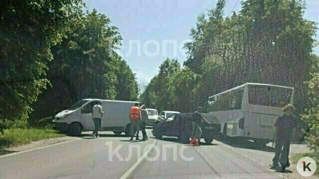 На Дзержинского столкнувшиеся легковушка и микроавтобус перегородили дорогу (фото)