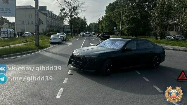 Выехал на встречку и улетел в кювет: в Калининграде на Советском проспекте мотоциклист врезался в легковушку