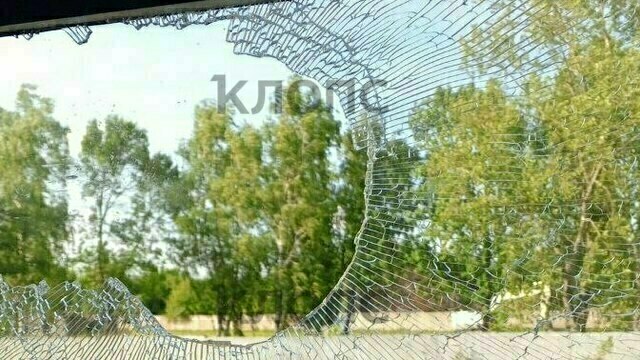 Уже не в первый раз: в Калининграде подростки закидали поезд камнями (фото)