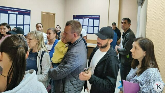 «Терпи, сынок»: на Буткова мамы с детьми снова часами стоят в очереди за штампом в свидетельстве о рождении (репортаж)