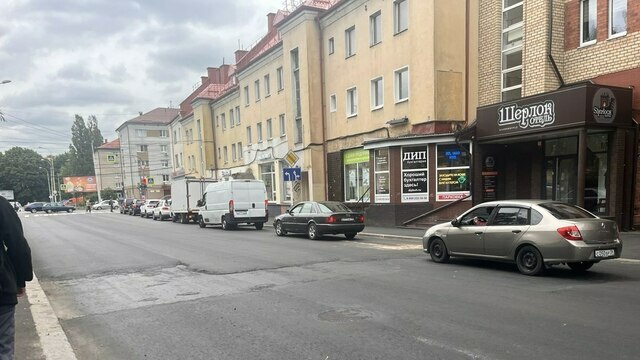 В мэрии Калининграда прокомментировали, почему не заасфальтирован кусок дороги после ремонта на Озерова