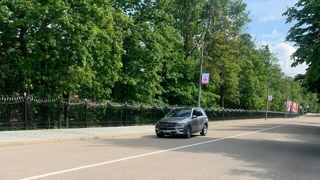 Плевать на правила: лихач на GLE с тремя девятками чуть не сбил пешеходов у памятника 1 200 гвардейцам в Калининграде (фото)