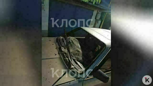 Бросали в стекло булыжники и пытались вытащить из машины: на Орудийной незнакомцы напали на водителя и пассажира (фото, видео) 
