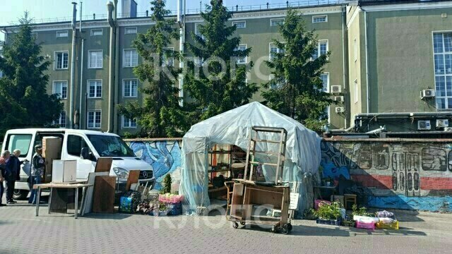 Овощное танго: снесённая палатка на Северном вокзале вернулась на старое место (видео)  
