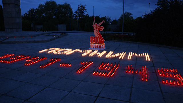 4 часа утра, почти 300 человек: калининградцы зажгли свечи в память о погибших в годы Великой Отечественной войны (фото)