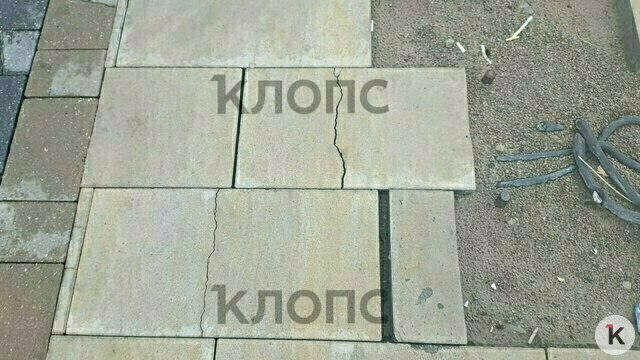 В Зеленоградске начала разрушаться новенькая плитка на променаде, а из старой торчат опасные железки (фото) 