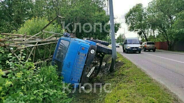 В Гурьевске грузовик съехал с дороги и упал в канаву, водитель не пострадал