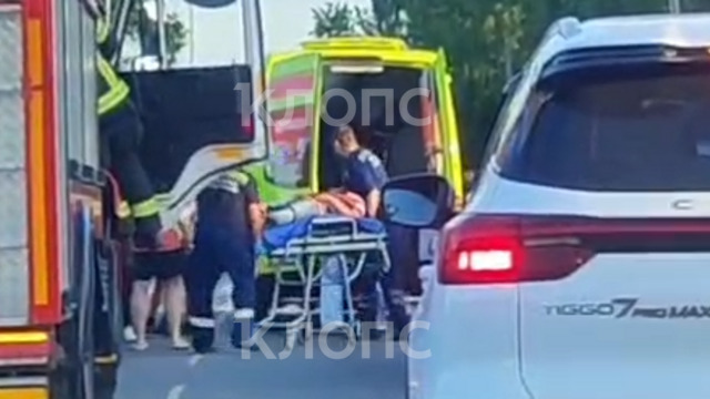 Взлетел, перевернулся в воздухе и упал на асфальт: подробности ДТП в Луговом с питбайком (видео)  