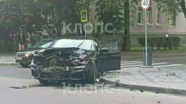 Унесло в забор: в Калининграде столкнулись две машины