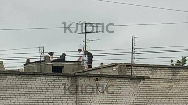 «Бегали, делали селфи и толкались»: в Калининграде детей заметили на крыше многоэтажного дома (фото)