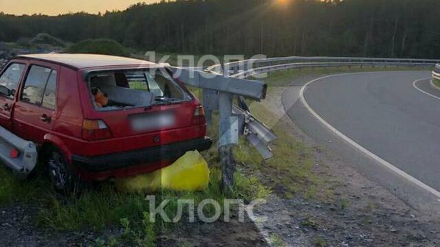 В салоне сильно пахло алкоголем: на въезде в Светлогорск водитель не справился с управлением и влетел в отбойник (фото)