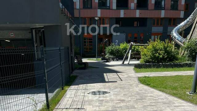 Калининградец в строительной одежде пытался влезть на балкон высотки, а позже сорвался с крыши и разбился