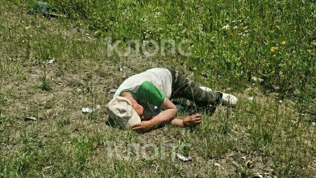 «Лежит в канаве и плачет»: калининградцы помогли старушке, которая несколько часов провела у дороги на жаре  