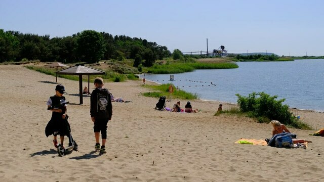Черный флаг: один из официальных пляжей под Калининградом закрыли для купания