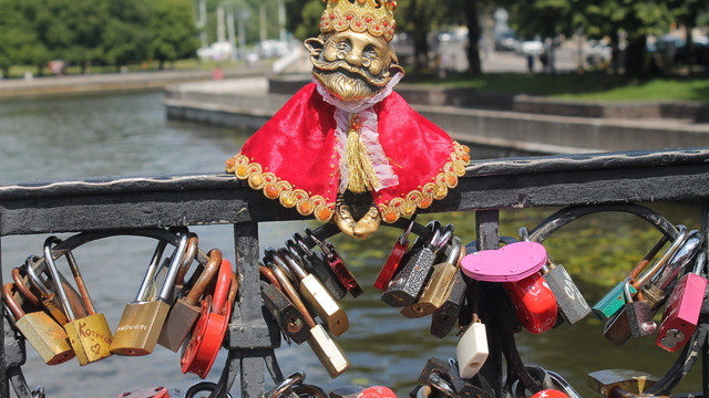 Дедушку Карла короновали ко дню города: москвичка сшила пурпурный наряд для калининградского хомлина (фото)