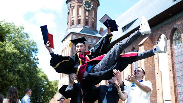 Шапки вверх: выпускники БФУ им. Канта получают дипломы под сводами Кафедрального собора (фоторепортаж)