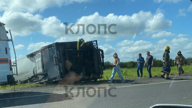 На Южном обходе Калининграда фура упала на бок (фото)
