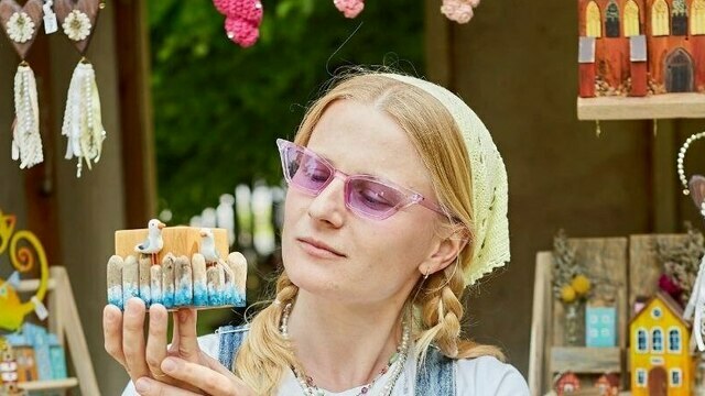 Хитрость дрифтвуда: как калининградка превращает морской мусор в арт-улицы и маяки